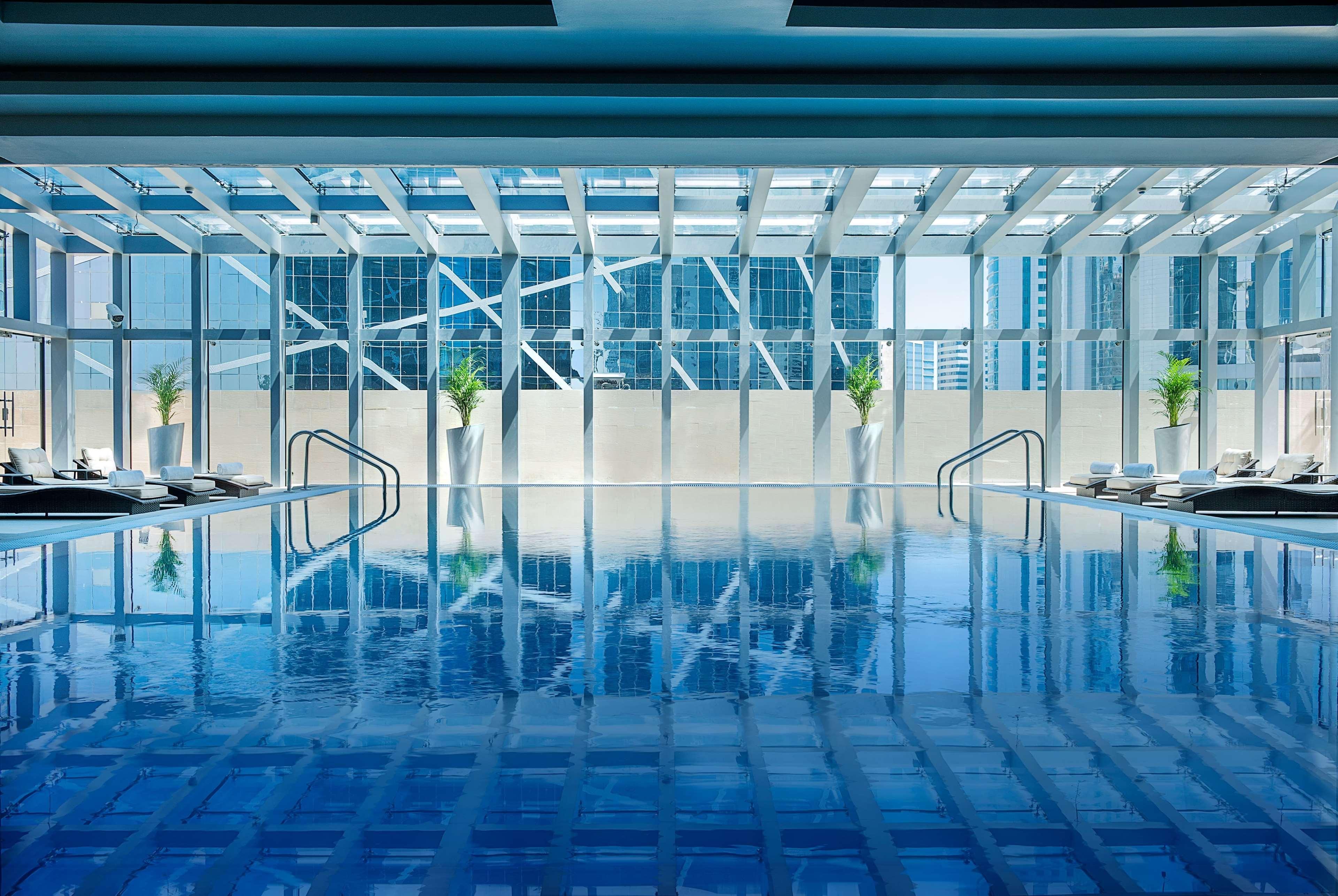 ホテル ウィンダム ドーハ ウェスト ベイ エクステリア 写真 The pool at the Ritz-Carlton, Dubai