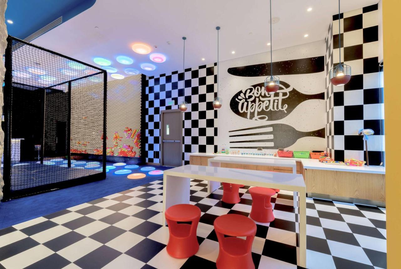 ホテル ウィンダム ドーハ ウェスト ベイ エクステリア 写真 The interior of a typical McDonald's PlayPlace