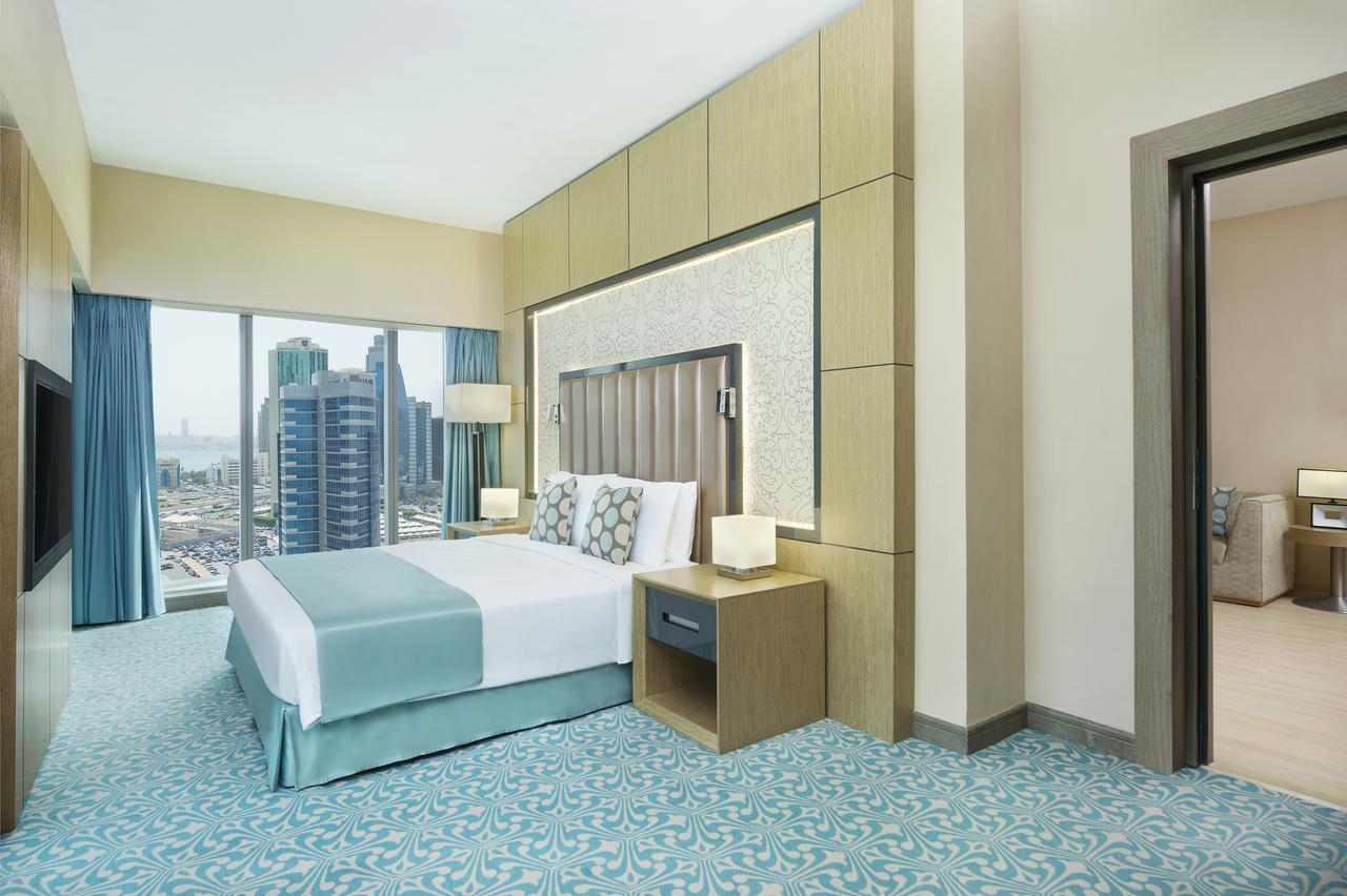 ホテル ウィンダム ドーハ ウェスト ベイ エクステリア 写真 A bedroom at the hotel
